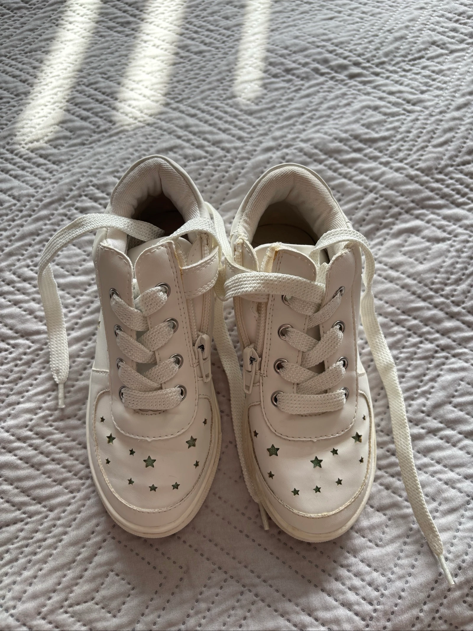 🌸 White sneakers with stars - Size 28 – photo 2